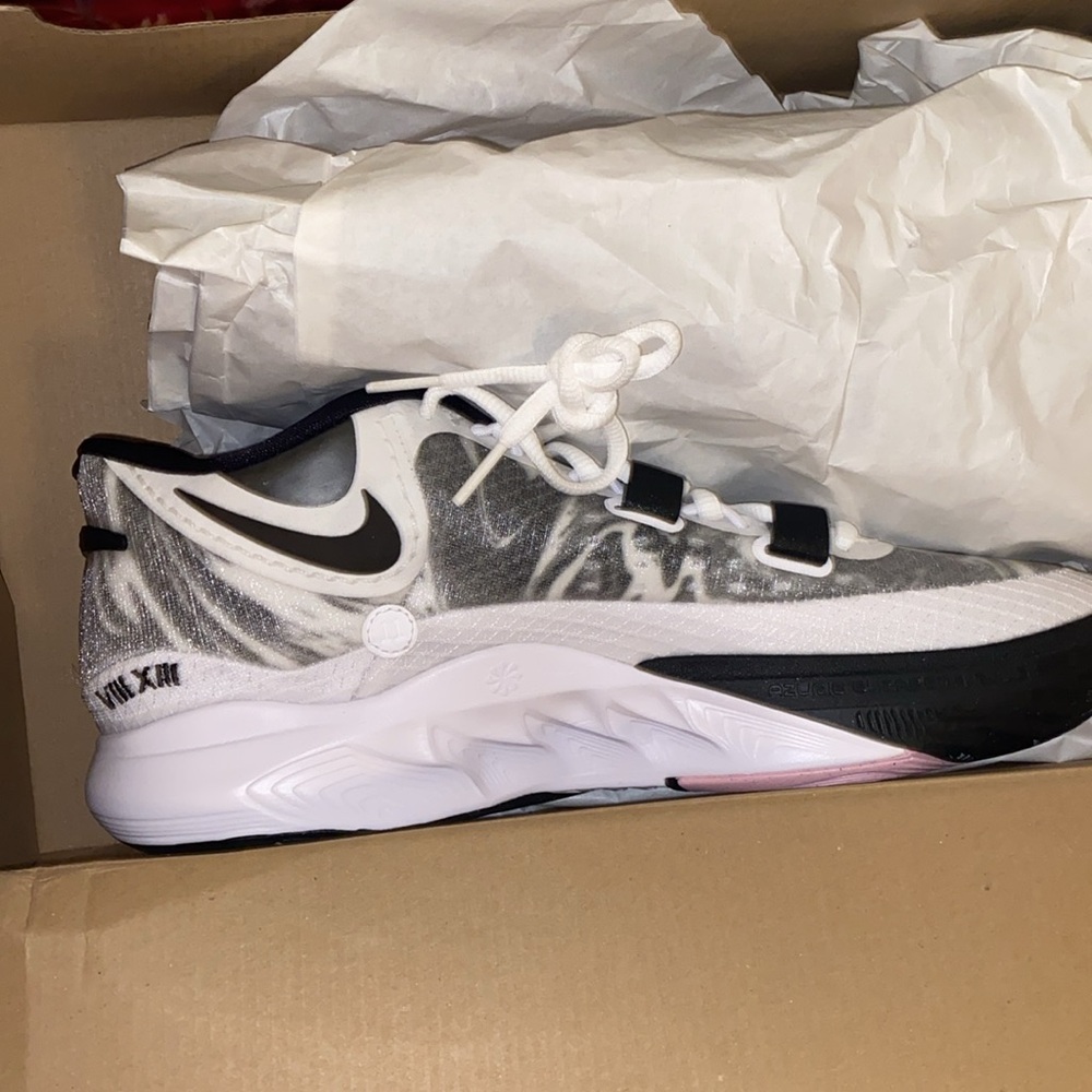 New Unreleased Kyrie irving 8 men’s 11.5
Or women’s 13.